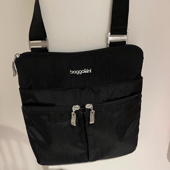Baggallini Handbags - Baggallini EXCELLENT Black Crossbody w/ Silver Accents. Perfect size & pockets!